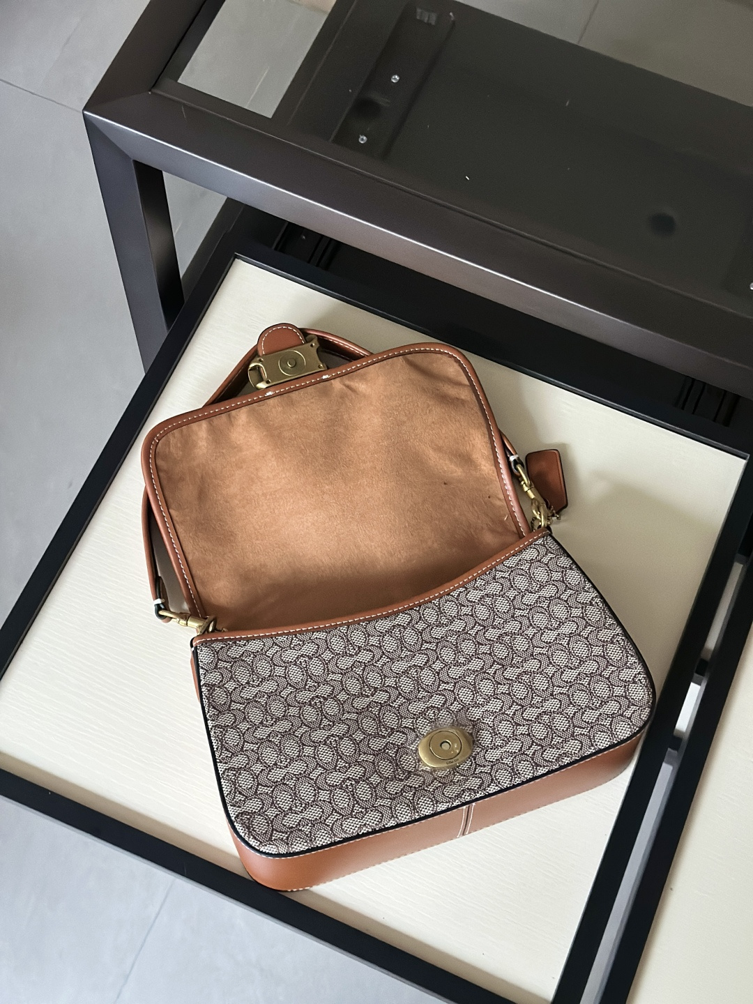 琥珀色老花 - 高品質で優雅なデザイン