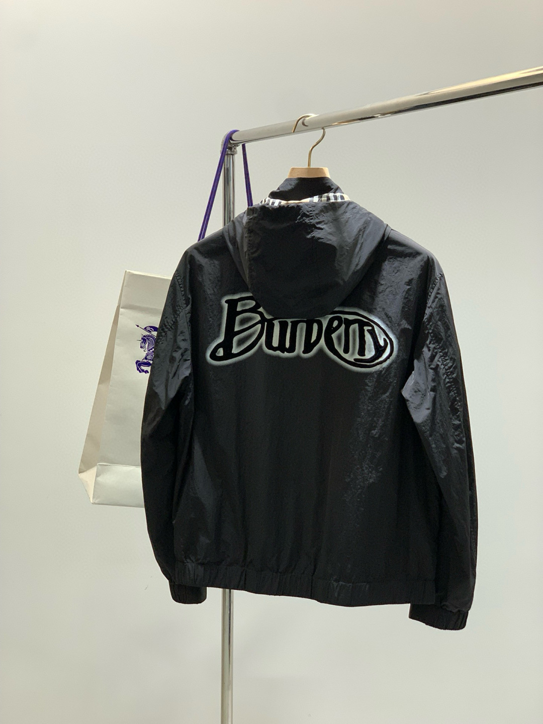 ，Burberry 巴宝莉，2025秋季最新品，专柜同步有售，原单狠货，时尚休闲连帽外套，进口原版面料，