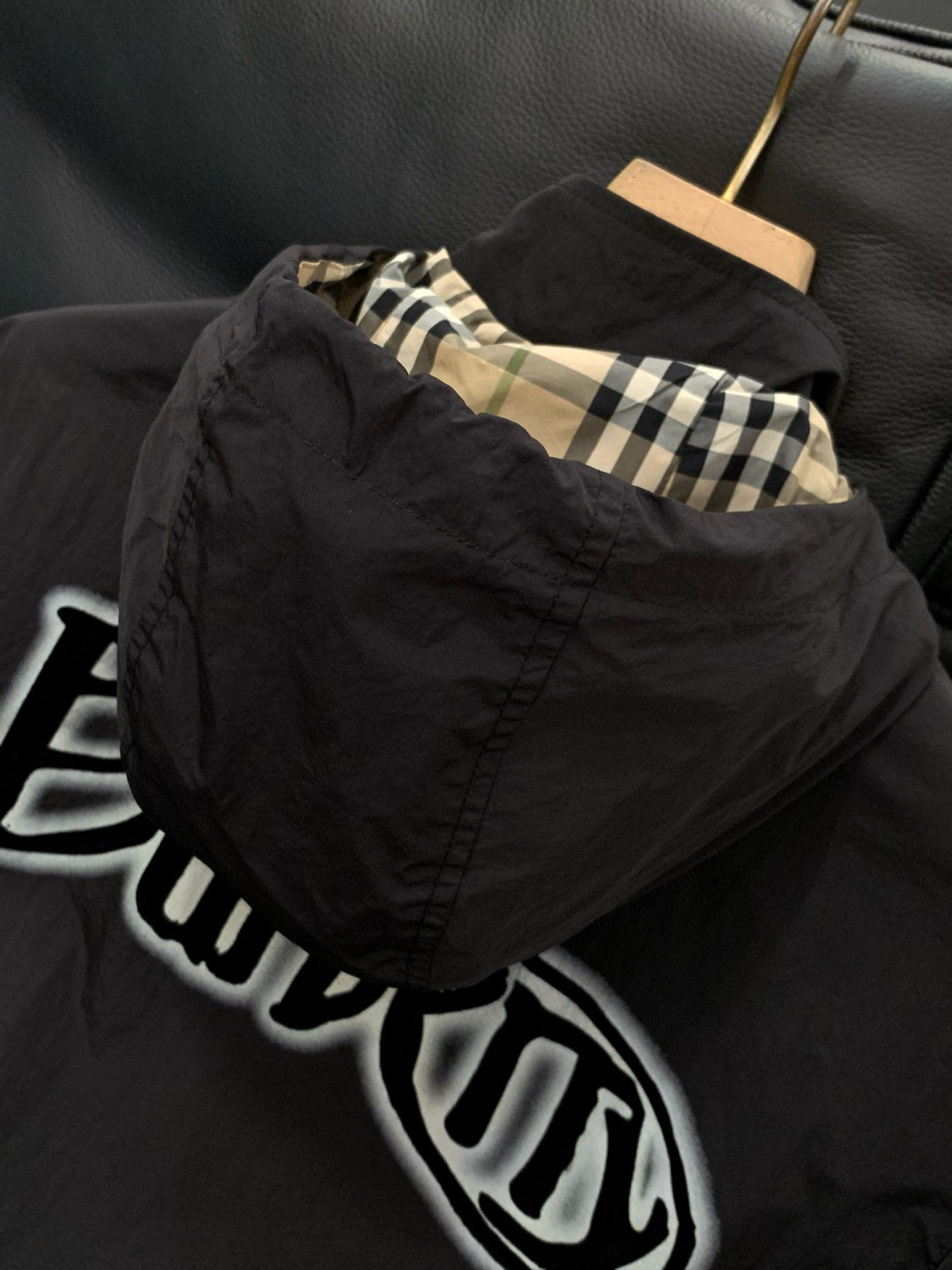 ，Burberry 巴宝莉，2025秋季最新品，专柜同步有售，原单狠货，时尚休闲连帽外套，进口原版面料，