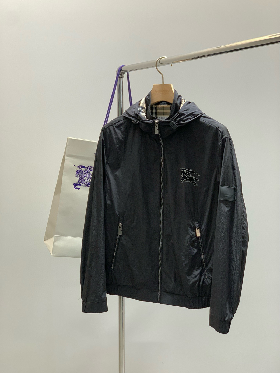 ，Burberry 巴宝莉，2025秋季最新品，专柜同步有售，原单狠货，时尚休闲连帽外套，进口原版面料，