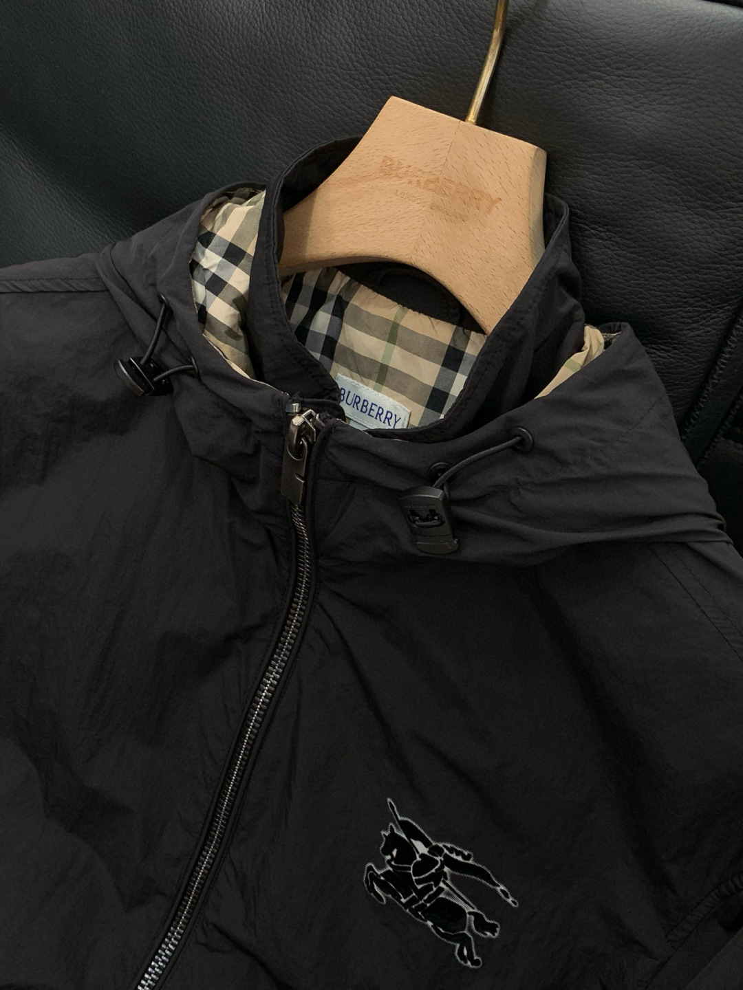 ，Burberry 巴宝莉，2025秋季最新品，专柜同步有售，原单狠货，时尚休闲连帽外套，进口原版面料，