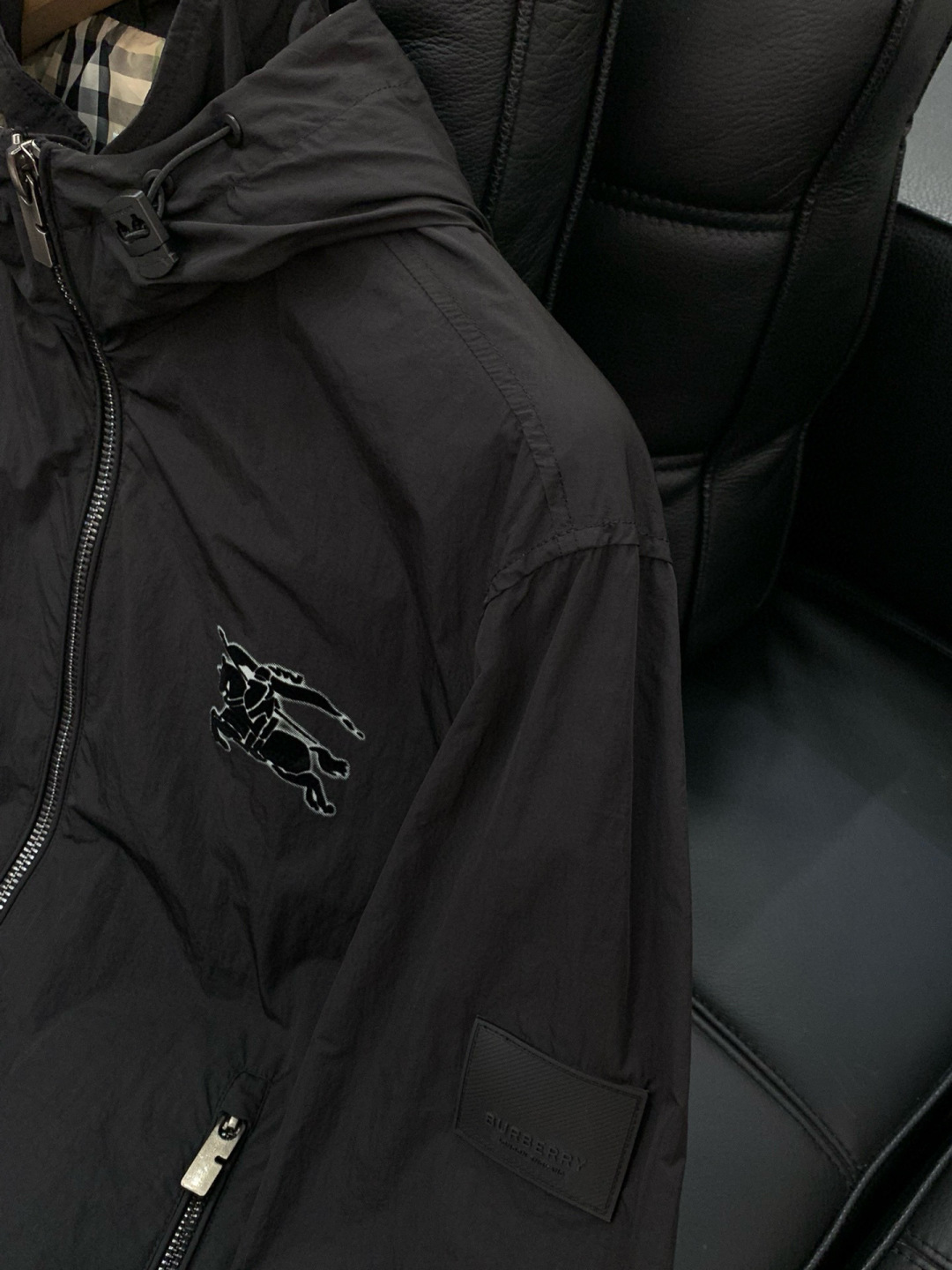 ，Burberry 巴宝莉，2025秋季最新品，专柜同步有售，原单狠货，时尚休闲连帽外套，进口原版面料，