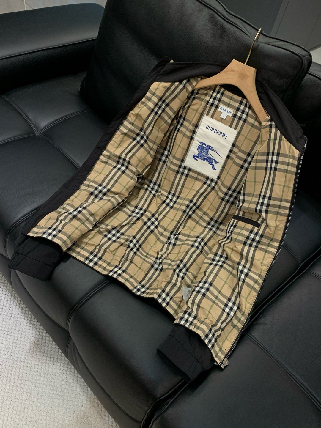 ，Burberry 巴宝莉，2025秋季最新品，专柜同步有售，原单狠货，时尚休闲连帽外套，进口原版面料，