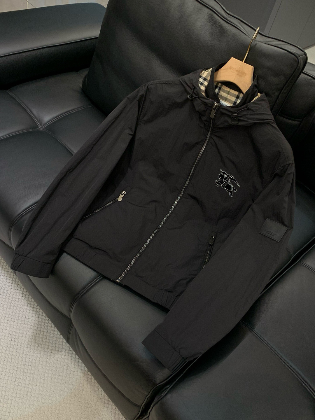 ，Burberry 巴宝莉，2025秋季最新品，专柜同步有售，原单狠货，时尚休闲连帽外套，进口原版面料，