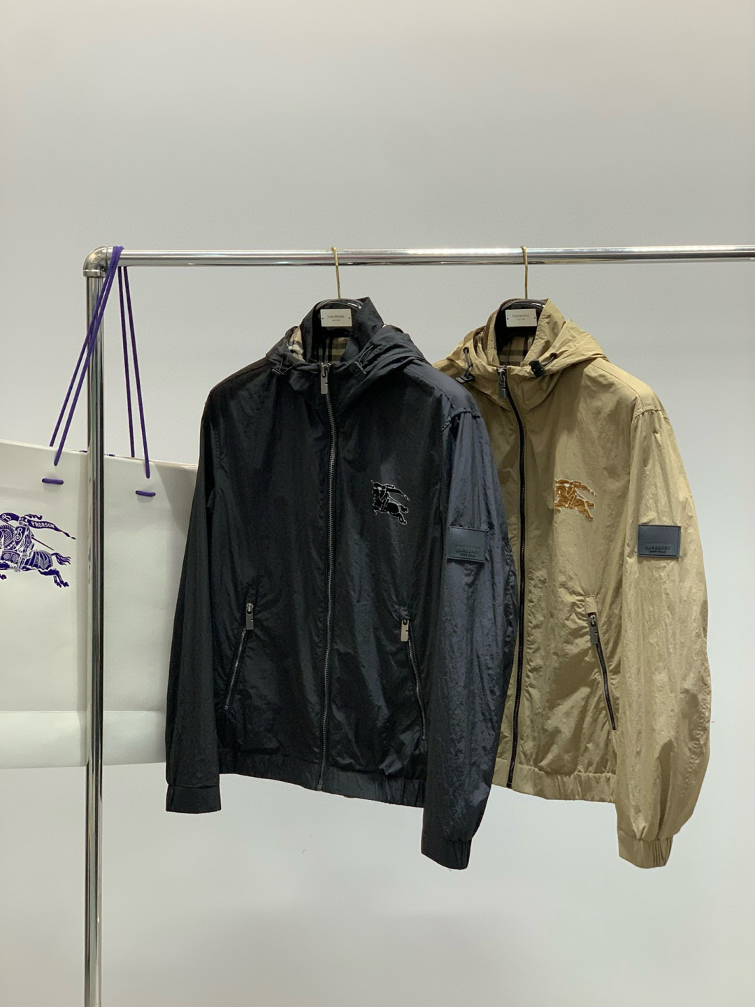 ，Burberry 巴宝莉，2025秋季最新品，专柜同步有售，原单狠货，时尚休闲连帽外套，进口原版面料，