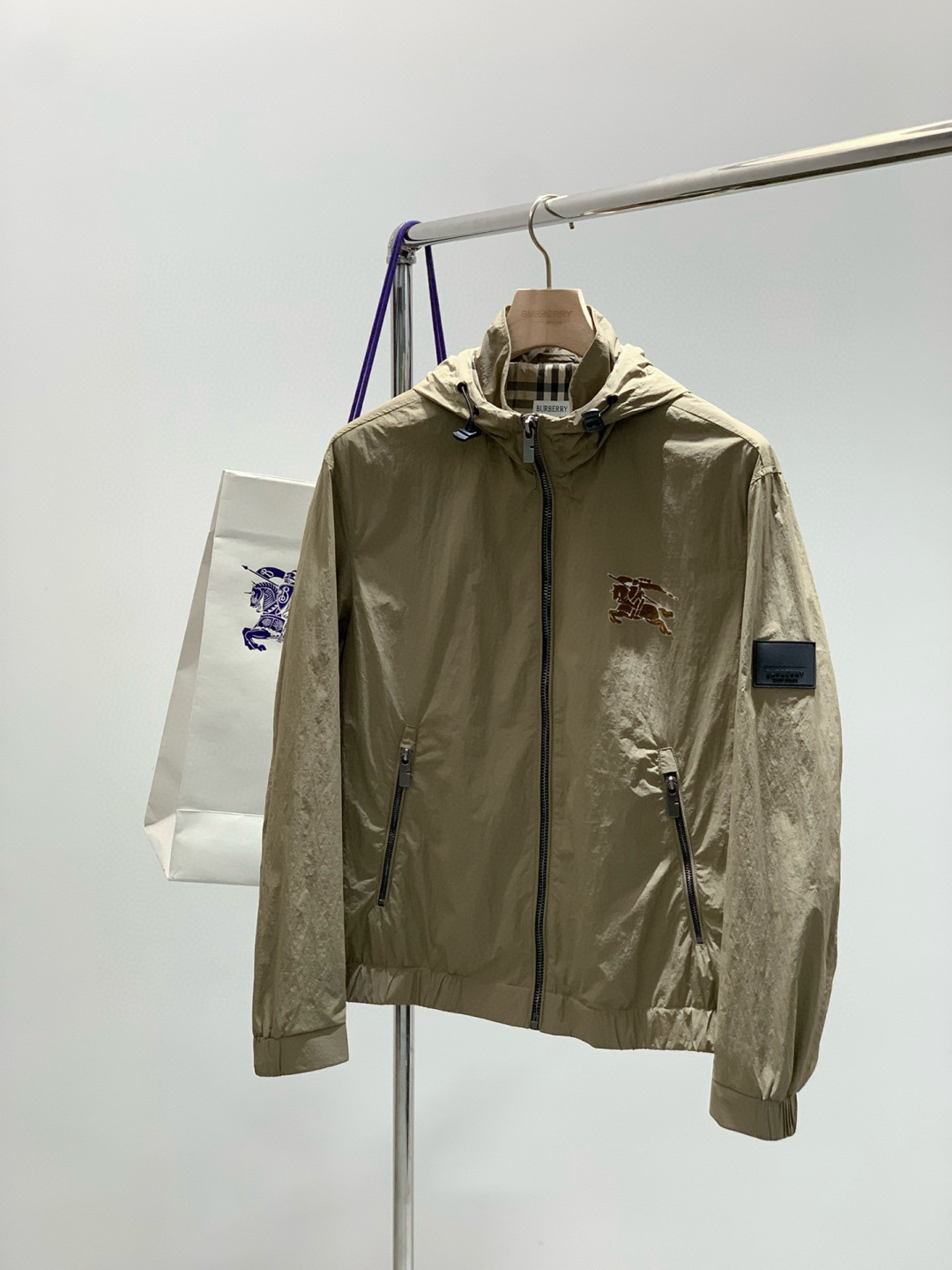 ，Burberry 巴宝莉，2025秋季最新品，专柜同步有售，原单狠货，时尚休闲连帽外套，进口原版面料，