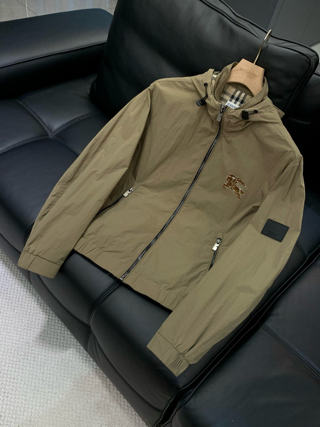 ，Burberry 巴宝莉，2025秋季最新品，专柜同步有售，原单狠货，时尚休闲连帽外套，进口原版面料，