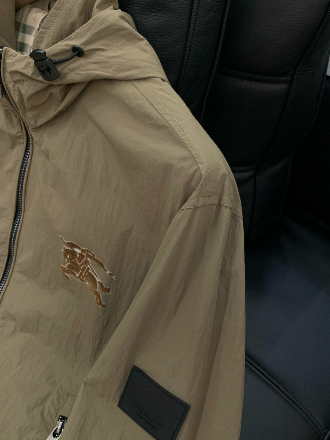 ，Burberry 巴宝莉，2025秋季最新品，专柜同步有售，原单狠货，时尚休闲连帽外套，进口原版面料，