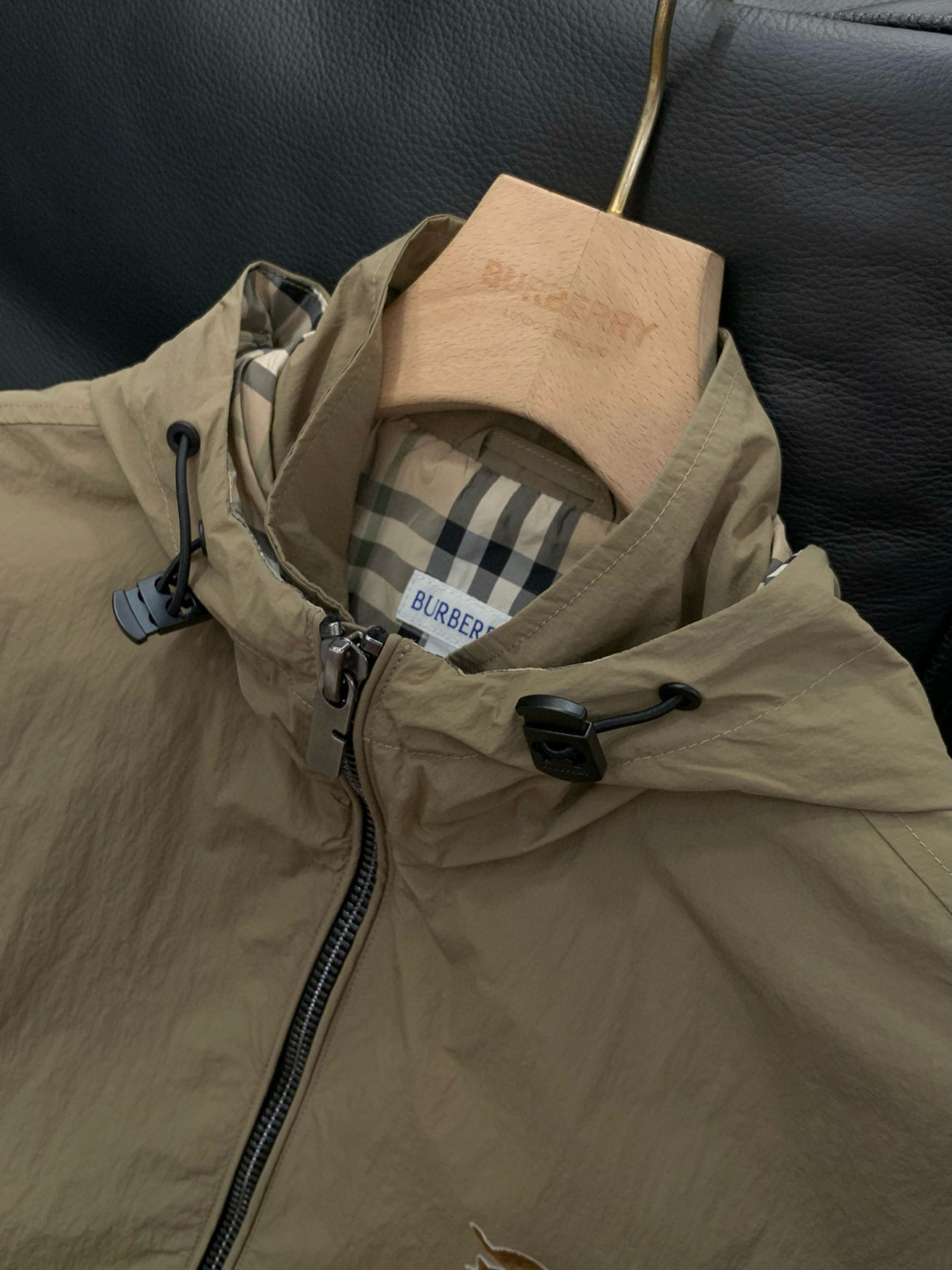 ，Burberry 巴宝莉，2025秋季最新品，专柜同步有售，原单狠货，时尚休闲连帽外套，进口原版面料，