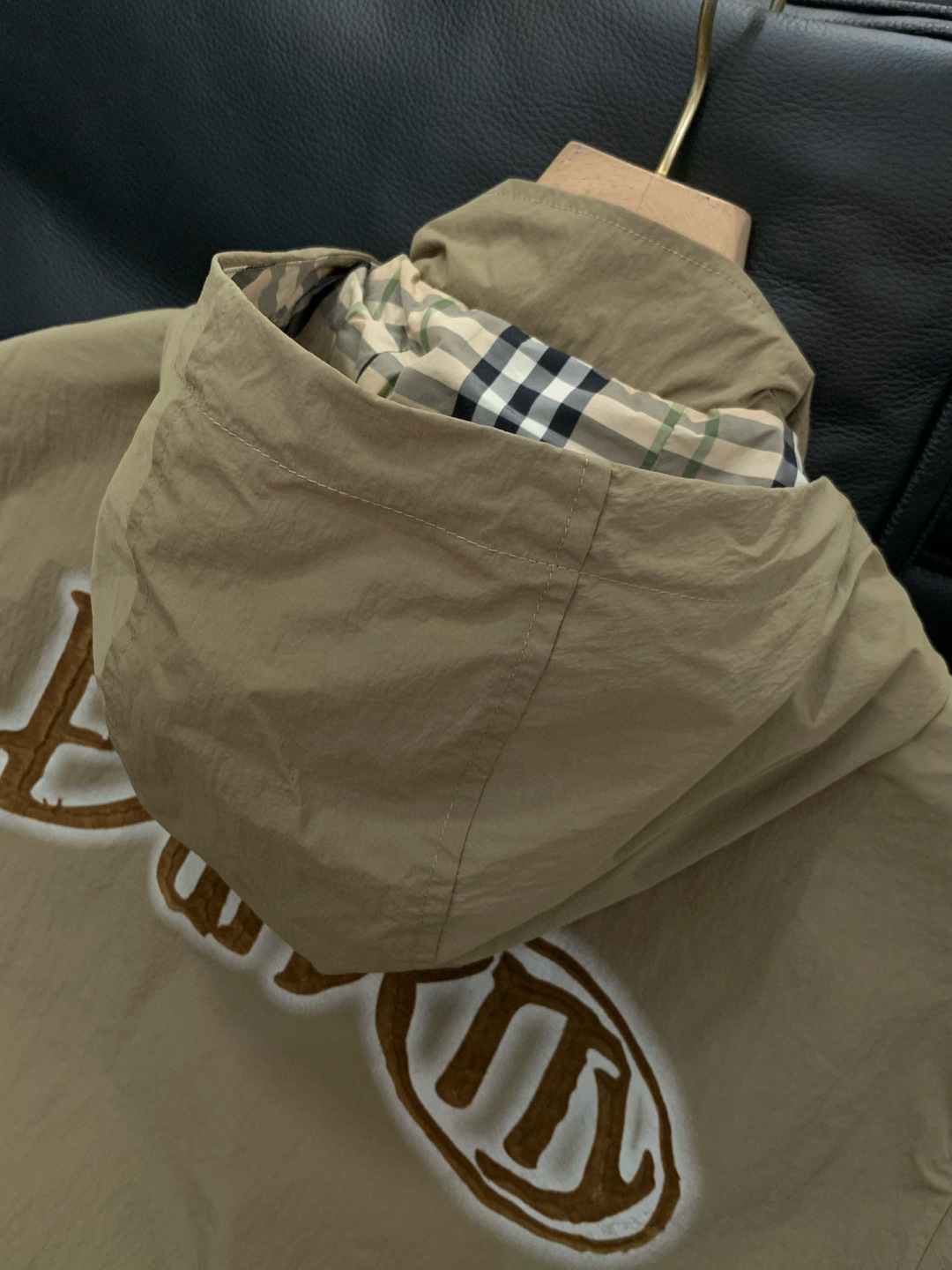 ，Burberry 巴宝莉，2025秋季最新品，专柜同步有售，原单狠货，时尚休闲连帽外套，进口原版面料，
