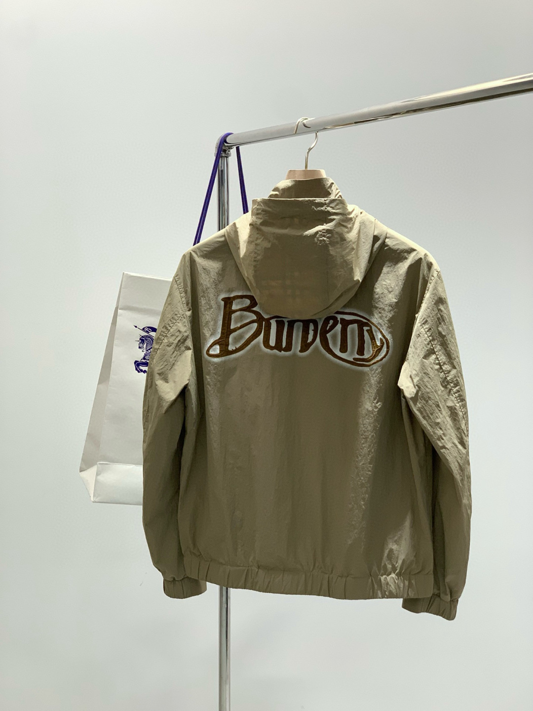，Burberry 巴宝莉，2025秋季最新品，专柜同步有售，原单狠货，时尚休闲连帽外套，进口原版面料，