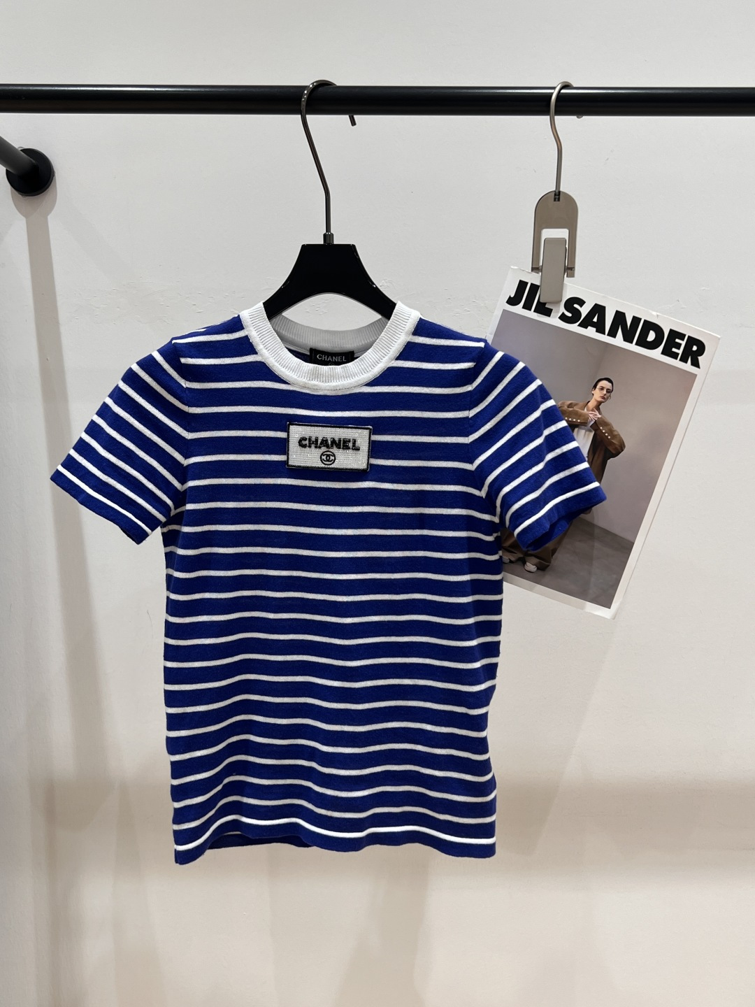 NO:433436,——Chane*——2025 summer new knitted top, classic blue and white striped elements, super white, chest sequin embroidered badge, simple but not monotonous SML, chanel, alexander wang19860909——Chane*——2025夏季新款针织上衣,经典蓝白条纹元素,超级显白,胸前亮片刺绣胸章,简单又不单调SML,,chanel,alexander wang,Women's clothing