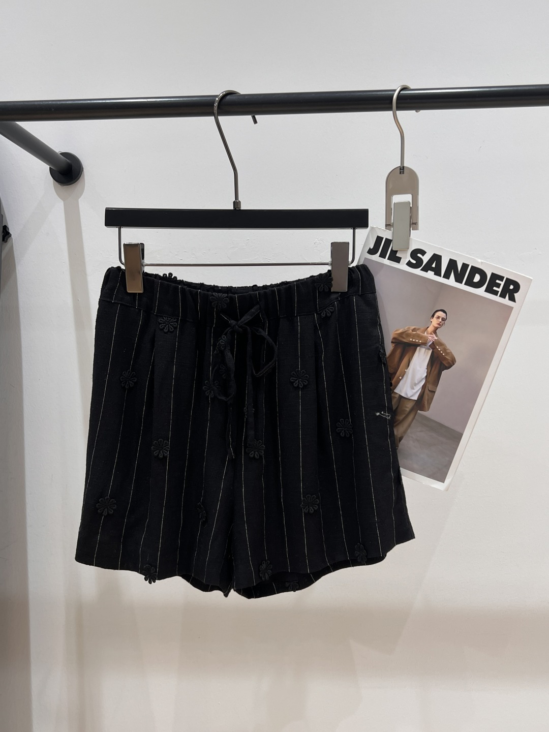 NO:433442,——CHANE*——2025 summer new retro French lazy 'Three-dimensional embroidered striped colored linen shorts, lively three-dimensional small flower embroidery, girlish sense with elegant and nobleness! French lazy and casual and pastoral freshness and natural integration, neat sense of vertical stripes. The exquisite embroidery is lively and playful, showing a free and charming rich retro charm~SML, chanel, shorts, alexander wang19860909——CHANE*——2025夏季新款复古法式慵懒 「立体绣花条纹色织亚麻短裤,生机立体小花刺绣,少女感里挟带着雅致贵气！法式的慵懒随性和田园清新自然融合,竖条纹元素的利落感 精致绣花灵动俏皮,展现出自在且迷人的浓郁复古韵味~SML,,chanel,shorts,alexander wang,Women's clothing