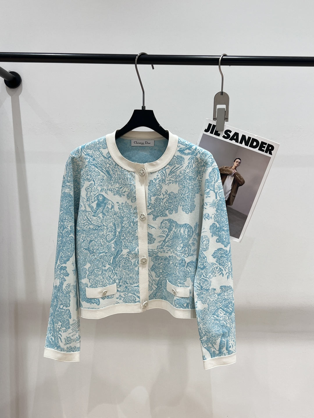 NO:433412,——Dio*——The new knitted cardigan for 2025 summer, the main body is a light background with blue-green print, with round neckline, white lace and pocket decoration. When paired with skirts or pants, you can grasp French elegance with one click. Fashion experts must get a hit. If you wear it, you will get a full turnover rate~SML,,dior, skirts,alexander wang19860909——Dio*——2025夏季新款针织开衫,主体为浅底色搭配蓝绿色印花,有圆形领口、白色衣襟及口袋装饰,搭裙还是配裤,都能一键拿捏法式优雅,时尚达人必入爆款 ,穿它出街回头率拉满～SML,,dior,skirts,alexander wang,Women's clothing