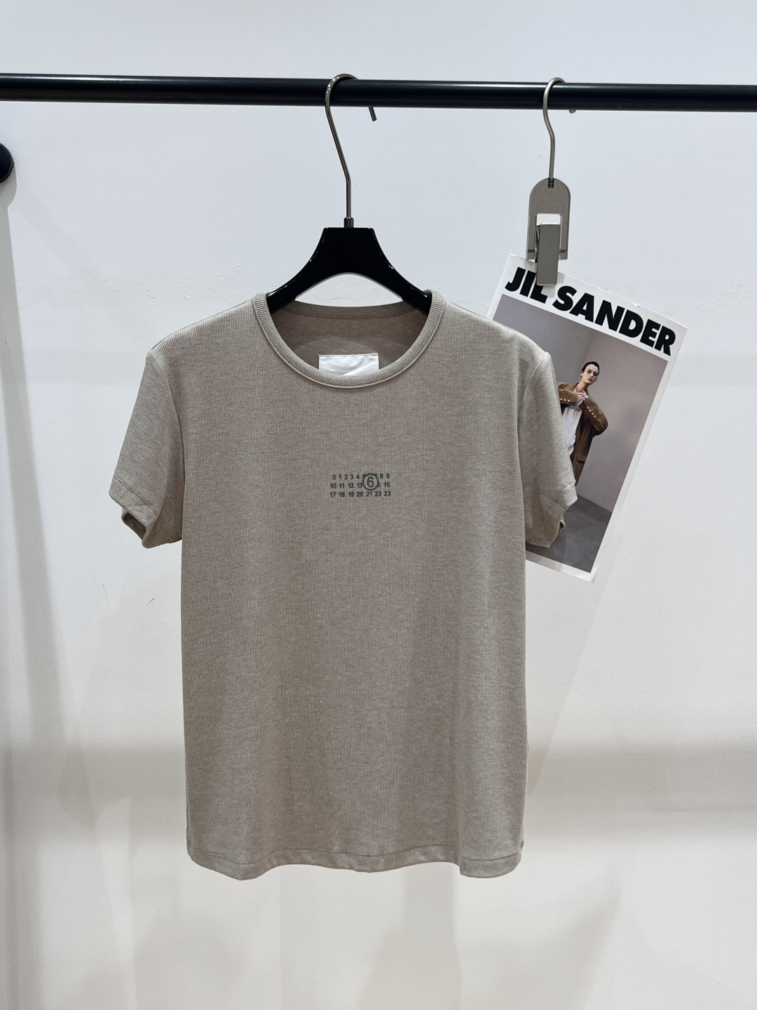 NO:434255,——MM6——2025 summer star hot product 'digital printed ice-sensing short-sleeved T-shirt, a fairy combination of youthful atmosphere and old money atmosphere/classic round neck shoulder style continues as always lazy and casual, comfortable and youthful and energetic. Super good temperament, warm oatmeal tones/whether you can bring a full sense of comfort when you are at home or going out~95 people cotton 5 spandex French high elastic ribbed fabric, super comfortable upper body SML,,masion margiela,T-shirt,tees,t-shirt,alexander wang19860909——MM6——2025夏日明星爆款「数字印花冰感短袖T恤,青春气息与老钱氛围的神仙组合/经典圆领正肩版型 延续一如既往的慵懒随性,舒服自在兼具年轻活力 气质超好的燕麦暖色调/无论是居家还是出门都能带来满分惬意感受~95人棉 5氨纶 法国高弹罗纹面料,上身超级舒服SML,,masion margiela,T-shirt,tees，t-shirt,alexander wang,Women's clothing