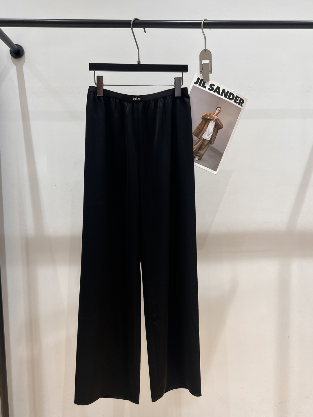 NO:434259,——ALO——2025 summer new silk pants, silky fabric, super comfortable upper body, a must-have item in summer, really easy to wear, elastic waist, strong elasticity, great inclusiveness, SML, real silk, alexander wang19860909——ALO——2025夏季新款真丝裤,面料丝滑,上身超级舒服,夏季必入的一个单品,真的很好穿,松紧腰围,弹力大,包容性巨好,SML,,real silk,alexander wang,Women's clothing