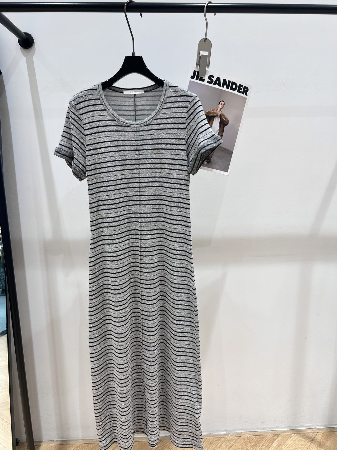 NO:434261,——THE Row—2025 summer new striped dress, 'high-end basic style', the fabric is made of linen mixed cotton, super comfortable, casual stripes have a delicate taste, an 'scheming' outfit that unlocks summer days/slim fit style, the slightly slim waist cut highlights the graceful figure, high inclusiveness, leaving enough space to move around the hem, the classic small round neck nicely sets off the neck lines SML, skirts, alexander wang19860909——THE Row——2025夏季新款条纹连衣裙,“高级基础款”,面料采用亚麻混棉,超级舒服,休闲条纹穿出精致味道,一件解锁夏日的“心机”穿搭/修身显瘦的合身版型,腰部微收的剪裁凸显曼妙身姿,包容性高 下摆留有足够空间活动,经典小圆领很好地衬托颈部线条SML,,skirts,alexander wang,Women's clothing