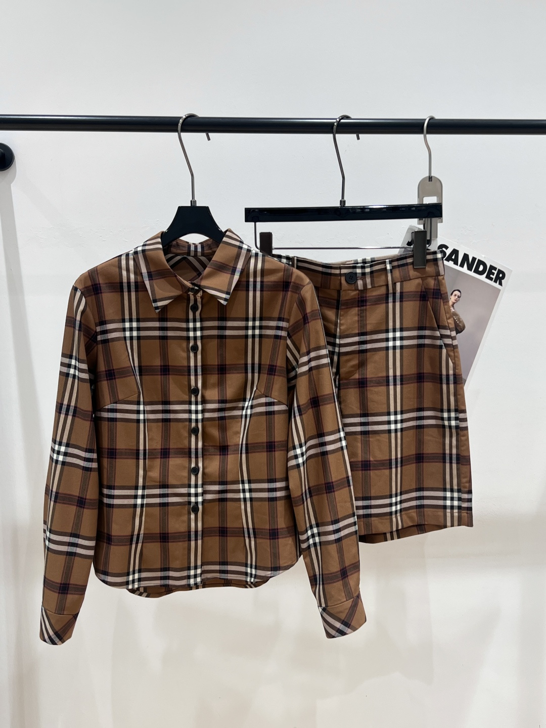 NO:434265,——BURBERR*——2025 summer new plaid suit, shirt and quarter pants, classic colors, top style has been slim-fitted cut, the upper body effect is very shaping, a set of top body style super fashionable SML, burberry, alexander wang19860909——BURBERR*——2025夏季新款格纹套装,衬衣四分裤,经典花色,上衣版型做了修身剪裁,上身效果很修饰身材,一套上身时尚感超强SML,,burberry,alexander wang,Women's clothing