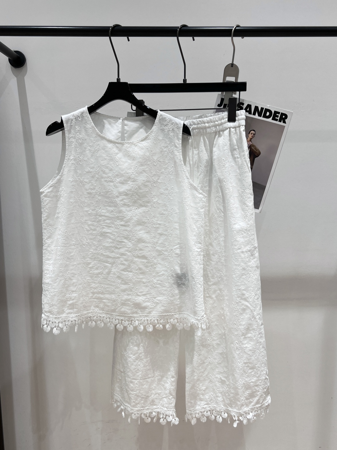 NO:436698,——IS—2025 summer new romantic summer charm heavy-industrial embroidered tassel-edged vest vest crimp trousers suit, which can be called a white moonlight suit, deconstructing the amount of summer dress with breathing silence, three-dimensional tailored vest paired with cropped pants, the golden ratio of hidden flesh to make the set slimming, the neat temperament of the suit is the ultimate, the classic small round neck, the pearl buttons with the back collar are super textured and easy to put on and take off~all white vacation set, beautiful and stylish, and at a glance there is a low-key and refined feeling. The upper body temperament is clean and literary SML, gold, alexander wang19860909——IS——2025夏季新款浪漫夏季韵味重工刺绣流苏边背心马甲八分裤套装,堪称白月光套装,用呼吸感廓形解构夏日着装金额,立体剪裁的小背心搭配八分裤,藏肉显瘦的黄金比例 把套装的利落气质发挥极致,经典小圆领 后领珍珠纽扣超有质感且方便穿脱~all white度假一整套 有颜有型,一眼看去有种低调精致感 上身气质干净又文艺SML,,gold,alexander wang,Women's clothing