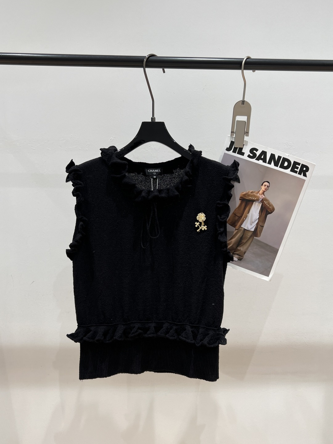 NO:436692,——CHANE*—2025 summer new high-end handicraft workshop series lace vest, Yb custom yarn, custom hardware small leaf brooch, wood ear design The upper body looks super slim, simple, fashionable and generous, not picky SML, chanel, brooch, breastpin, alexander wang19860909——CHANE*——2025夏季新款高级手工坊系列蕾丝背心,Yb定制纱线,定制五金小树叶胸针,木耳边设计 上身超显瘦,简约时尚大方不挑人SML,,chanel,brooch，breastpin,alexander wang,Women's clothing