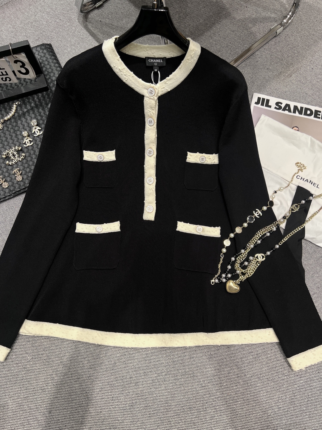 NO:437805,——CHANE*—2025 early autumn new knitted cardigan, show series, on sale on the official website, loose style, fashionable and atmospheric upper body, SML, chanel, alexander wang19860909——CHANE*——2025早秋新款针织开衫,秀场系列,官网在售,版型宽松,上身时尚又大气,SML,,chanel,alexander wang,Women's clothing