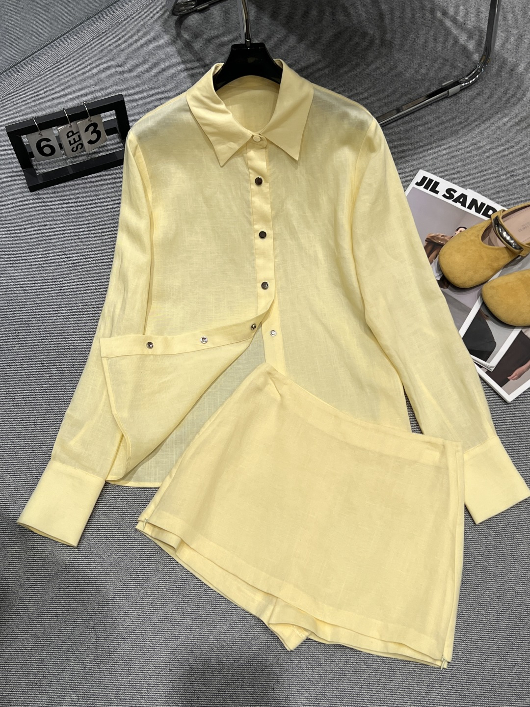 NO:441299,——Dio*——2025 early autumn new silk thread suit, shirt and skirt, silk thread material reveals natural rusticity, shirt cutting lines are strong, the trousers are zipped on both sides, pulling them like hip-covered skirt, pulling them open and like a small A-skirt, one set makes a different feeling, the upper body is fashionable and lazy SML, dior, skirts, alexander wang19860909——Dio*——2025早秋新款丝麻套装,衬衣裤裙,丝麻的材质透露着自然的质朴,衬衣剪裁线条感强,裤裙双侧做了拉链,拉上像包臀裙,拉开又像小A裙,一套穿出不同的感觉,上身时尚又慵懒SML,,dior,skirts,alexander wang,Women's clothing