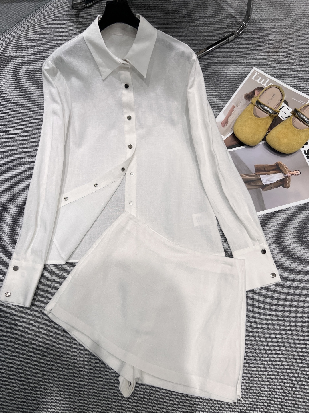 NO:717150,——Dio*——2026 new early spring silk and linen suit, shirt and culottes, the silk and linen material reveals the natural simplicity, the shirt is cut with strong lines, and the culottes have zippers on both sides. When zipped up, it looks like a hip skirt, and when unzipped, it looks like a small A skirt. Wearing one set gives a different feeling, the upper body is fashionable and lazy SML, dior, skirts,19860909——Dio*——2026早春新款丝麻套装,衬衣裤裙,丝麻的材质透露着自然的质朴,衬衣剪裁线条感强,裤裙双侧做了拉链,拉上像包臀裙,拉开又像小A裙,一套穿出不同的感觉,上身时尚又慵懒SML,,dior,skirts,,Women's clothing