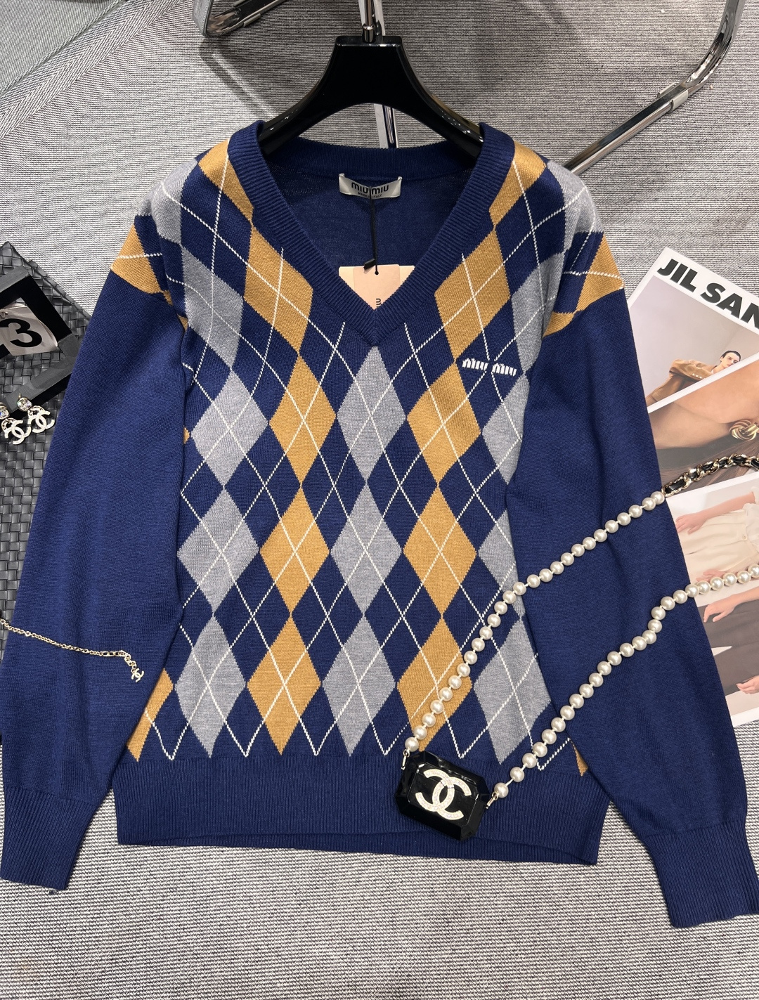 NO:442193,——MIUMI*——A new diamond V-neck knitted top in early autumn, retro college style, single or white shirt with inner taste, soft fabric, light and versatile SML, miumiu, alexander wang19860909——MIUMI*——早秋新款菱格V领针织上衣,复古学院风,单穿或者内里搭配白色衬衣都很有味道,面料柔软,上身轻龄百搭SML,,miumiu,alexander wang,Women's clothing