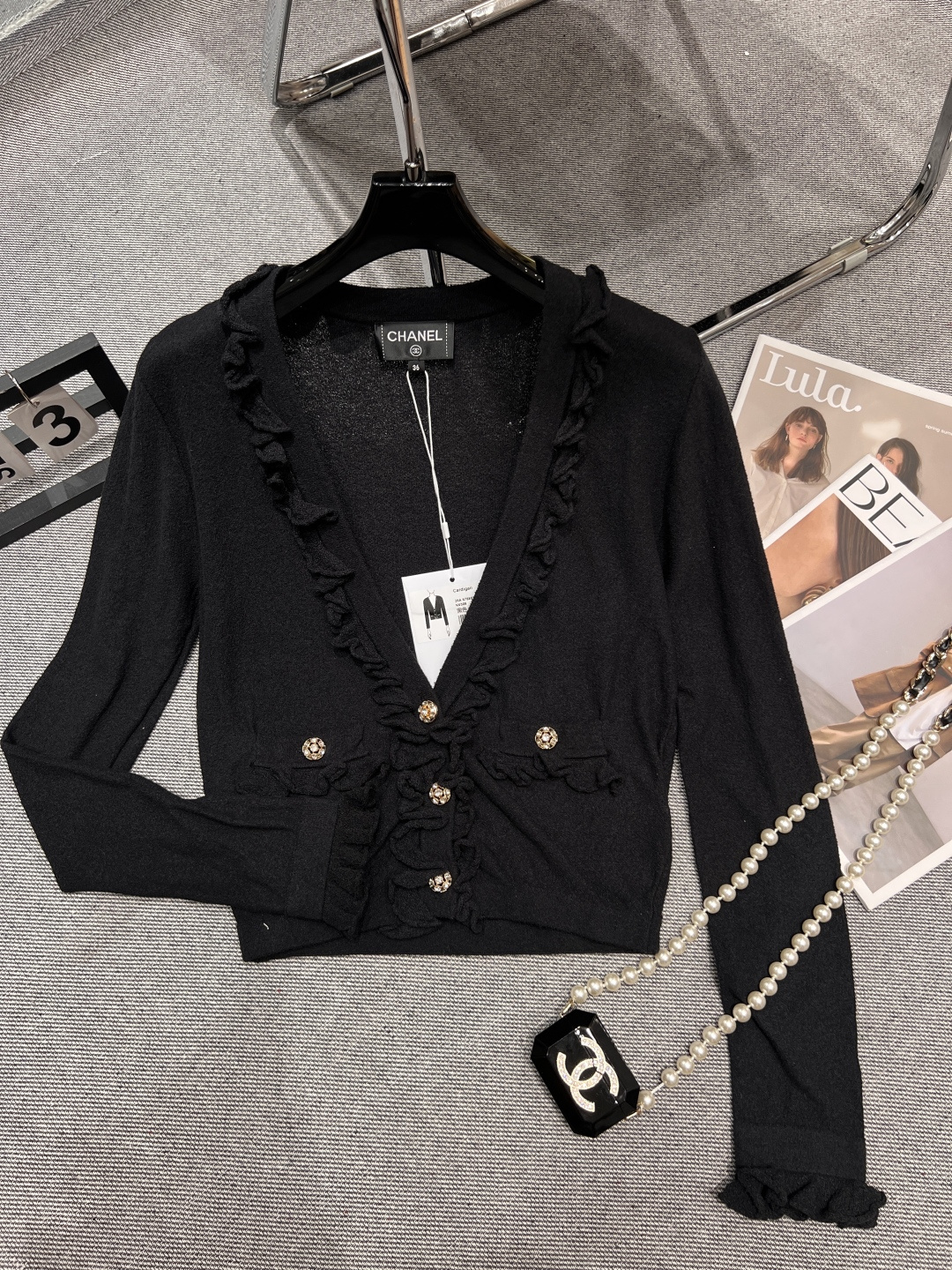 NO:443473,——Chane*—The new model of 2025 high-end handicraft workshop is here!  The hollow wavy lace design of the big V neck rhinestone button hollow wavy lace on the cuffs of knitted cardigan exudes endless romance and beauty. This delicate design makes the overall shape more lively and poetic. SML, chanel, alexander wang19860909——Chane*——2025高级手工坊的新款来啦！大V领水钻扣镂空波浪花边针织开衫袖口的镂空波浪花边设计散发着无尽的浪漫与唯美.这种细腻的设计 更让整体造型变得灵动而富有诗意.SML,,chanel,alexander wang,Women's clothing