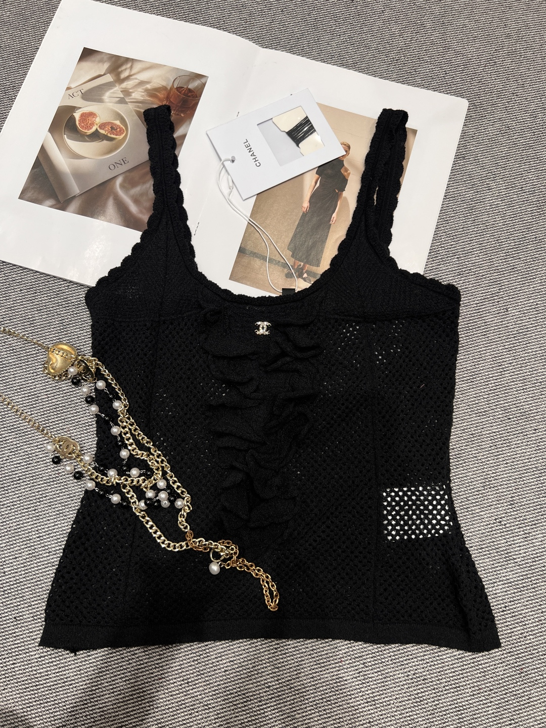 NO:444577,——CHANE*—2025 early autumn new knitted vest, show series, on sale on the official website, loose style, slender and exquisite suspenders, fashionable and atmospheric upper body, high-end and sensual charm. SML, chanel, alexander wang19860909——CHANE*——2025早秋新款针织背心,秀场系列,官网在售,版型宽松,纤细精致的吊带,上身时尚又大气,高级又撩人心魄的性感魅力.SML,,chanel,alexander wang,Women's clothing