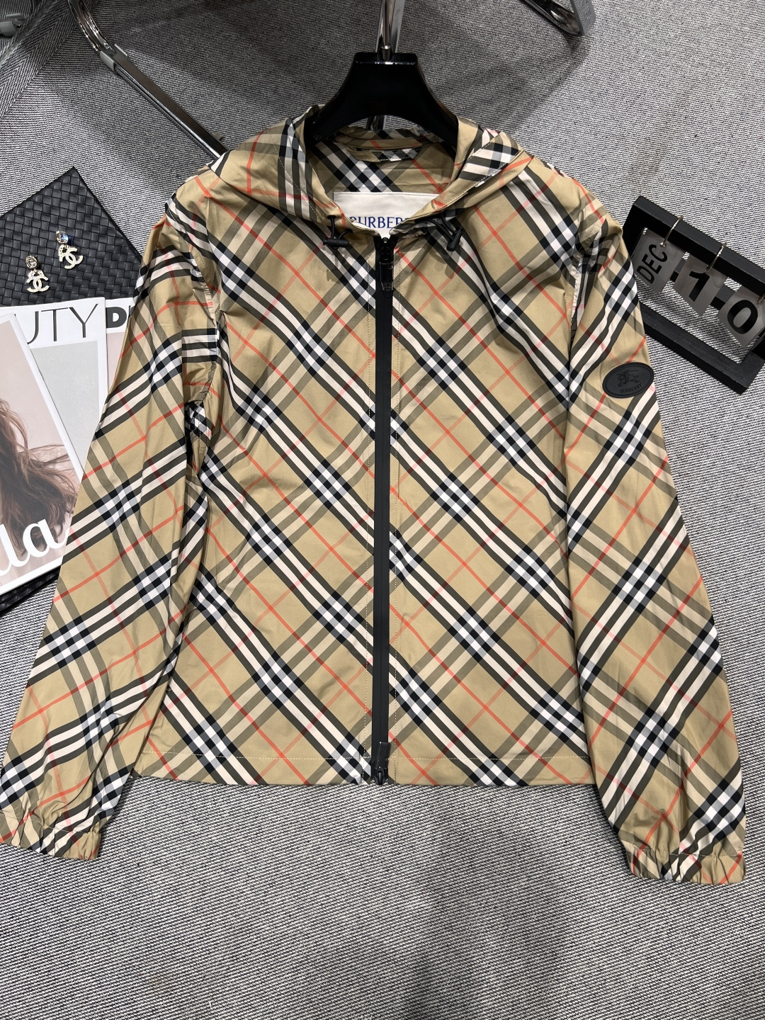 NO:445427,——BURBERR*——The new plaid jacket in early autumn 2025 is a sunscreen, and it is hard to grasp the unique design of its upper body as soon as it is on the upper body. The iconic plaid elements are retro and fashionable, and they are super stylish when matching. The hooded drawstring design adds casualness and playfulness, and can also shelter you from wind and rain in changing weather. The zipper is smooth and the details are exquisite, demonstrating the quality of the big brand. Whether it is daily going out, commuting to work, or casual gatherings, it can easily adapt and become your eye-catching tool!  Whoever wears it looks good, buy it now and unlock your new fashion look~SML, burberry, jackets & coats, hats, alexander wang19860909——BURBERR*——2025早秋新款格纹外套,当防晒衣,一上身就被它的独特设计狠狠拿捏.标志性的格纹元素,复古又时髦,随便搭配都超有范儿.连帽抽绳设计,增加了随性和俏皮感 ,还能在多变天气里为你遮风挡雨.拉链顺滑,细节精致,彰显大牌品质.无论是日常出街、通勤上班,还是休闲聚会,它都能轻松适配,成为你的吸睛神器！谁穿谁好看,赶紧入手,解锁你的时尚新造型吧～SML,,burberry,jackets & coats,hats,alexander wang,Women's clothing