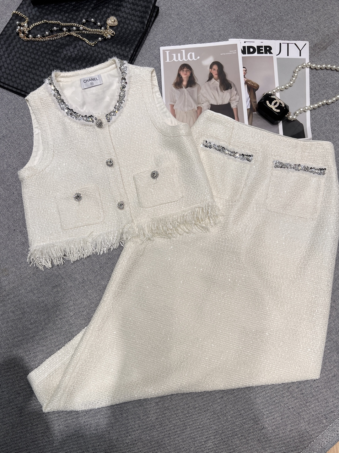 NO:445443,——Chane*——2025 early autumn new small fragrance style sequin set, vest slit skirt, customized fabric, self-contained sequins, hand-sewn lace matching hair plucking technology, upper body temperament, full details SMl, chanel, skirts, alexander wang19860909——Chane*——2025早秋新款小香风亮片套装,马甲开叉半身裙,定制面料,自带亮片,手工缝制花边搭配拔毛工艺,上身气质名媛风,细节处理满分SMl,,chanel,skirts,alexander wang,Women's clothing