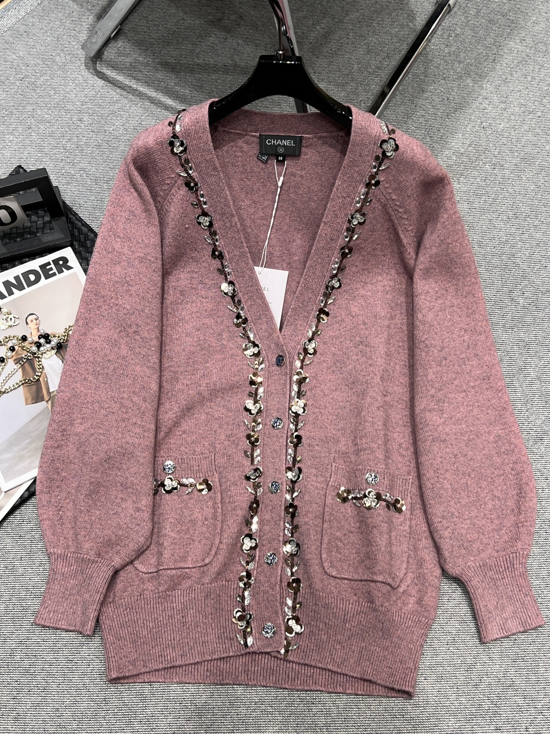 NO:446301,——Chane*——New knitted cardigan in early autumn, show series, same style on the official website, handmade beaded lace, exquisite feeling, medium-length style, strong inclusive SML, chanel, alexander wang19860909——Chane*——早秋新款针织开衫,秀场系列,官网同款,手工钉珠花边,精致感拉满,中长版型,包容性强SML,,chanel,alexander wang,Women's clothing