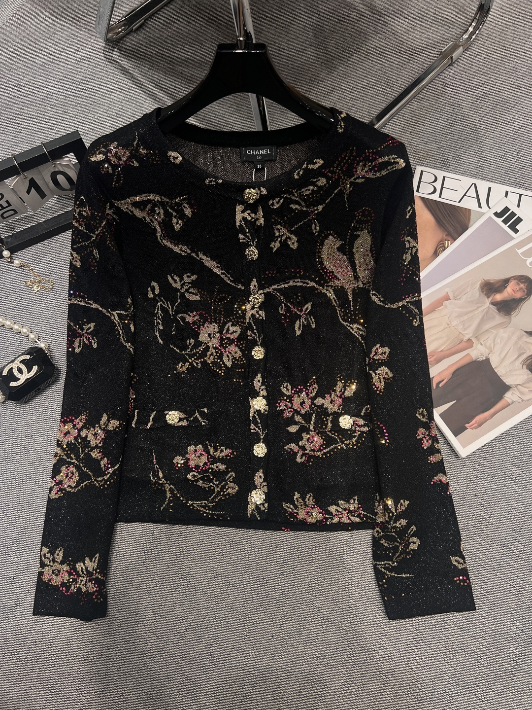 NO:446307,——CHANE*——At the early autumn new high-end handicraft workshop series heavy industry colored diamond-iron pattern, cardigan round neck long sleeves, Yb custom colored rhinestone jacquard bird pattern, retro high-end fashion not picky, SML, chanel, alexander wang19860909——CHANE*——早秋新款高级手工坊系列重工彩色烫钻图案,开衫圆领长袖,Yb定制彩色水钻提花小鸟图案,复古高级时尚不挑人,SML,,chanel,alexander wang,Women's clothing