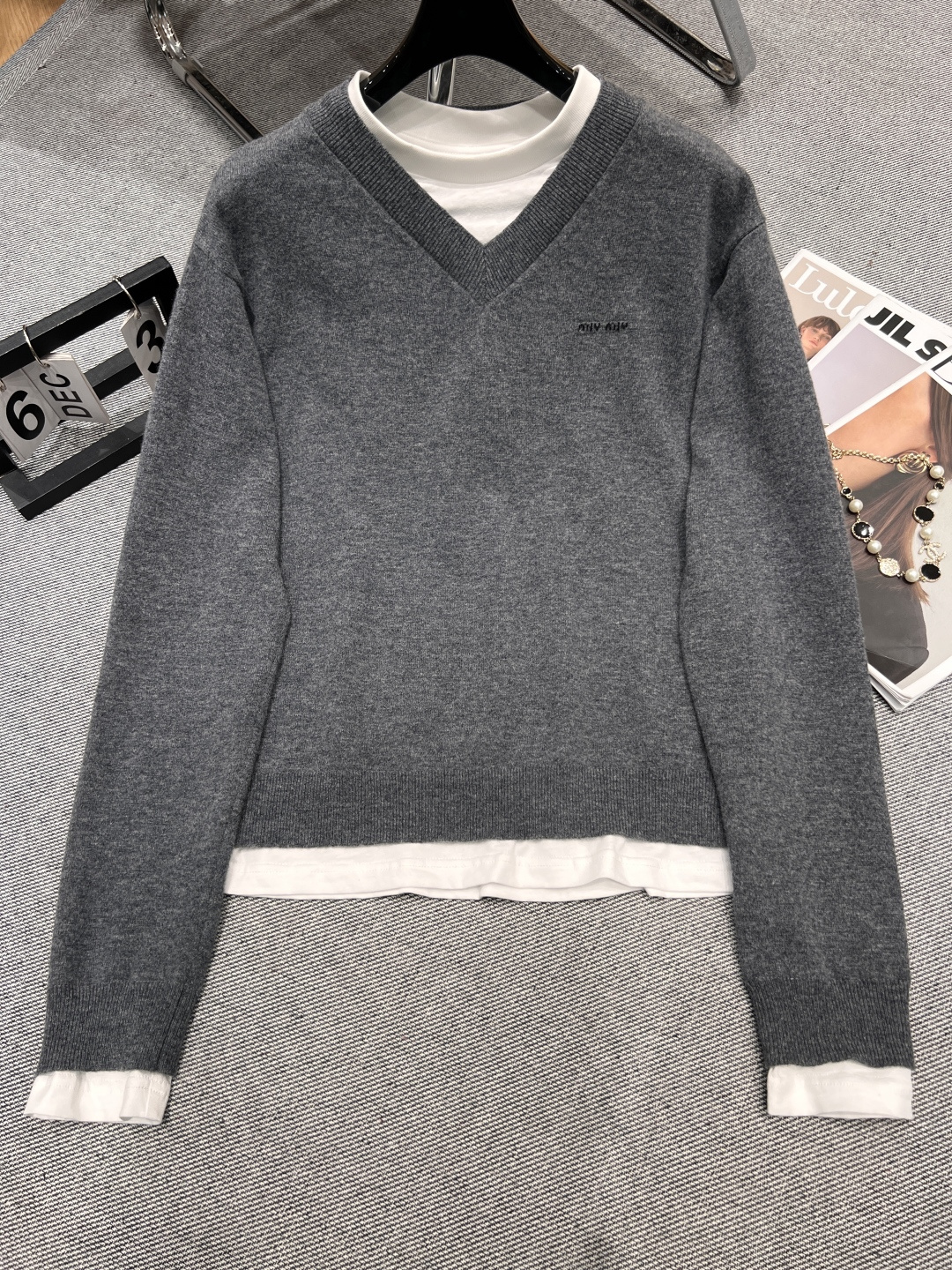 NO:448616,——MIUMI*——The new cashmere sweater in early autumn of 2025, using cashmere fabric, soft and comfortable feel, on sale on the official website, fake two-piece splicing design, full of fashion sense SML, miumiu, sweaters, alexander wang19860909——MIUMI*——2025早秋新款羊绒毛衣,采用山羊绒面料,手感软糯舒适,官网在售,假两件拼接设计,时尚感十足SML,,miumiu,sweaters,alexander wang,Women's clothing