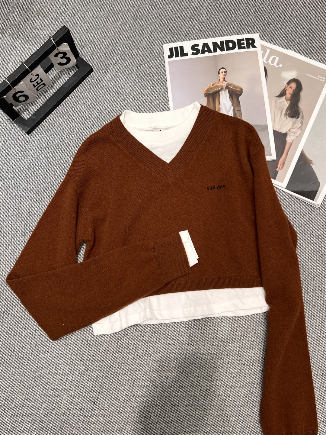 NO:448620,——MIUMI*——The new cashmere sweater in early autumn of 2025, using cashmere fabric, soft and comfortable feel, on sale on the official website, fake two-piece splicing design, full of fashion sense SML, miumiu, sweaters, alexander wang19860909——MIUMI*——2025早秋新款羊绒毛衣,采用山羊绒面料,手感软糯舒适,官网在售,假两件拼接设计,时尚感十足SML,,miumiu,sweaters,alexander wang,Women's clothing