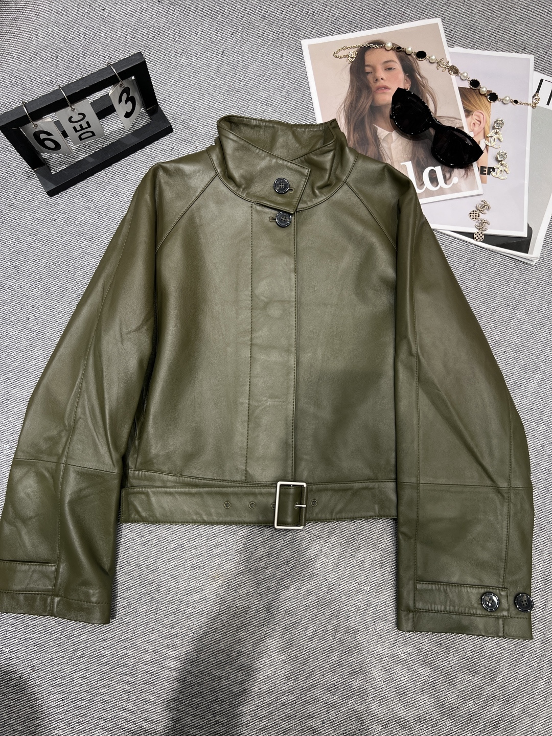 NO:452957,——Loew*e——The new 2025 early autumn lambskin jacket, on sale on the official website, both in style and details are so high-end. It is the best fashionable single leather jacket this season!  The style is not picky and versatile and fashionable, SMLXL, loewe, jackets & coats, sheepskin, alexander wang19860909——Loew*e——2025早秋新款小羊皮外套,官网在售,无论从版型还是细节都高级的没话说,是本季度最佳时尚单皮外套！版型不挑人百搭又时髦,SMLXL,,loewe,jackets & coats,sheepskin,alexander wang,Women's clothing