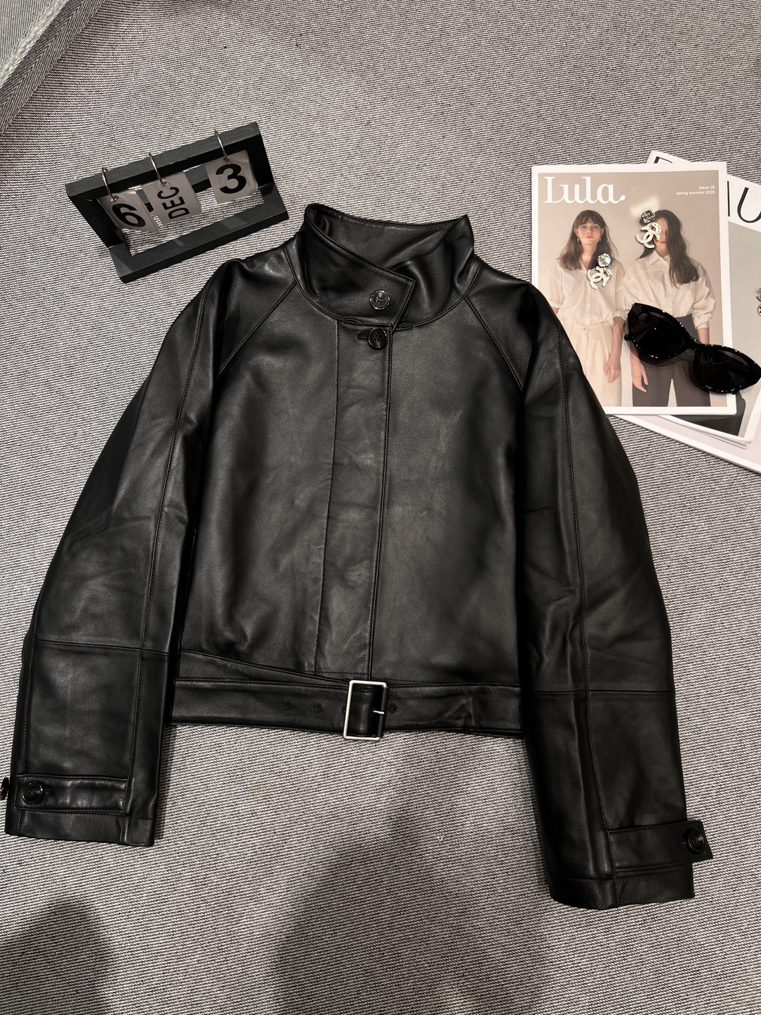 NO:452967,——Loew*e——The new 2025 early autumn lambskin jacket, on sale on the official website, both in style and details are so high-end. It is the best fashionable single leather jacket this season!  The style is not picky and versatile and fashionable, SMLXL, loewe, jackets & coats, sheepskin, alexander wang19860909——Loew*e——2025早秋新款小羊皮外套,官网在售,无论从版型还是细节都高级的没话说,是本季度最佳时尚单皮外套！版型不挑人百搭又时髦,SMLXL,,loewe,jackets & coats,sheepskin,alexander wang,Women's clothing