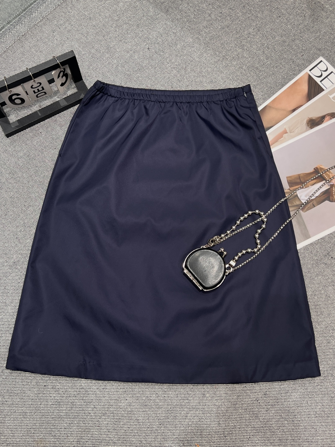 NO:449941,——Prad*—2025 new hot skirt, on sale on the official website, it uses two fabric composite technology, which is crisp and stylish, and can perfectly show neat lines regardless of front, side or back. The simple design contains a trick, and the low-key brand logo highlights the identity. The three-dimensional tailoring fits the waist and hip curves, outlining the right sexy, and easily grasps the 'high intelligence' outfit. SML,, prada, skirts, alexander wang19860909——Prad*——2025新款爆款半裙,官网在售,它采用两种面料复合工艺,挺括有型,无论正、侧、背面都能完美展现利落线条.简约设计里藏着小心机,低调的品牌标识彰显身份.立体剪裁贴合腰臀曲线,勾勒出恰到好处的性感,轻松拿捏“高智感”穿搭.SML,,prada,skirts,alexander wang,Women's clothing