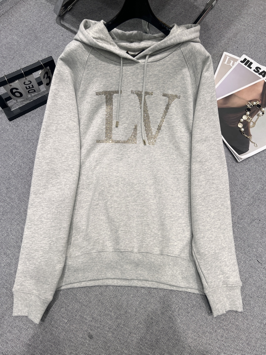 NO:449952,——LV——The new hooded sweatshirt in early autumn 2025 is based on a classic style and incorporates fashionable ironing elements. The delicate diamond decoration at the neckline shines like stars, lighting up the overall shape inadvertently; the brand logo on the chest also uses ironing technology, dazzling and luxurious texture. Selected high-quality fabrics, soft and skin-friendly, excellent breathability, and comfortable to wear. SML,, louis vuitton, hoodie, sweatshirts, hats, alexander wang19860909——LV——2025早秋新款连帽卫衣,它以经典版型为基底,融入了时尚的烫钻元素.领口处的细腻钻饰,如星辰般闪耀,在不经意间点亮整体造型；胸前的品牌logo同样采用烫钻工艺,璀璨夺目,彰显奢华质感 .精选优质面料,柔软亲肤,透气性极佳,穿着舒适自在.SML,,louis vuitton,hoodie,sweatshirts,hats,alexander wang,Women's clothing