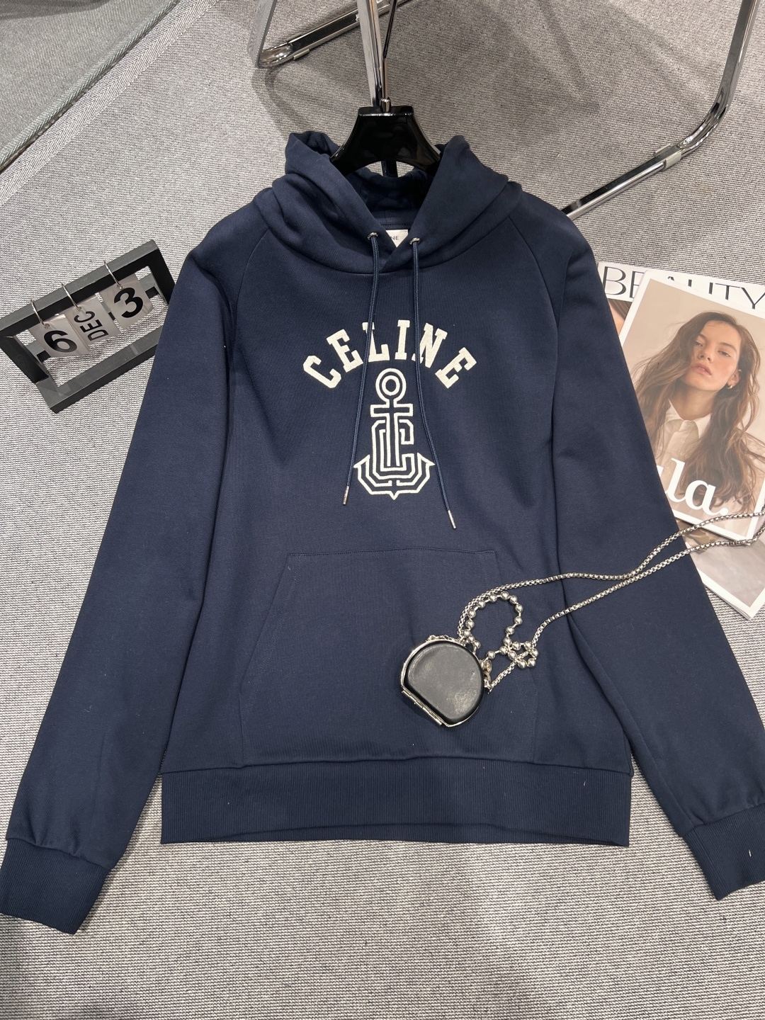 NO:450476,——Celin*——The new sweatshirt in early autumn 2025 must be popular. Continue the brand's advanced genes and incorporates the new design. The fabric is soft and crisp, with neat and clever tailoring, and the daily single and layered jackets are suitable for everyday wear. The simplicity exudes the unique fashion sense of the brand, and it is easy to grasp the relaxed and high-end style. Wear it and stand firm in the C position in the 2025 trend. SML, celine, hoodie, sweatshirts, jackets & coats, alexander wang19860909——Celin*——2025早秋新款卫衣,必入爆款 延续品牌高级基因,经典元素融入新设计.面料软糯又挺括,剪裁利落藏巧思,日常单穿、叠穿外套都适配.简约中透着品牌独有的时髦感,轻松拿捏松弛高级范儿,穿它,在2025潮流里稳站C位SML,,celine,hoodie,sweatshirts,jackets & coats,alexander wang,Women's clothing