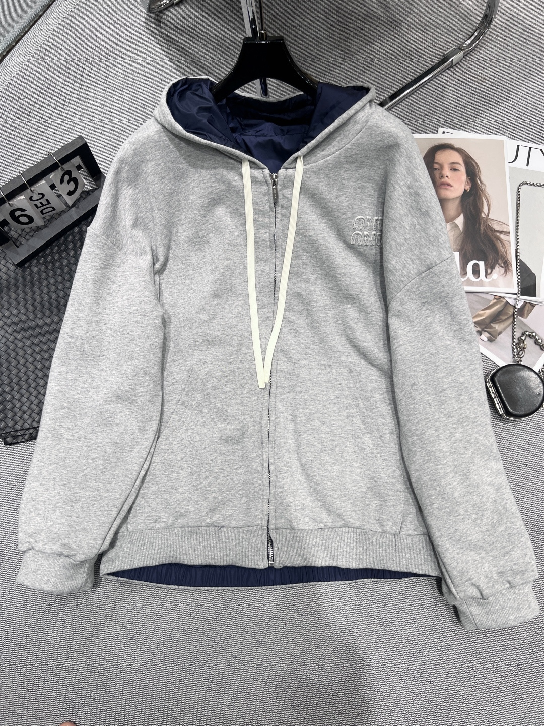 NO:450488,——MIUMI*——The new 2025 early autumn two-wear jacket can be worn on both front and back. On one side, it is classic chest embroidery embroidery, simple and yet stylish; on the other side, it is eye-catching print of the brand logo, showing its unique identity. The hooded design adds casualness to the overall style, and it can be perfectly adapted whether it is a sporty or casual style. If you wear it, you will be tired of it?  Easily turn over and unlock new outfits immediately. Buying one is equivalent to having two, and the cost-effectiveness is enough. You won’t lose money when buying it, come and take it home!  SML, miumiu, jackets & coats,hats,alexander wang19860909——MIUMI*——2025早秋新款两穿外套,正反面都可以穿,它一面是经典胸口刺绣点缀,简约又不失格调；另一面是品牌logo醒目印花,彰显独特身份 .连帽设计为整体增添随性,不管是运动风还是休闲风都能完美适配.穿腻了一面？轻松翻面,立刻解锁全新穿搭,买一件等于拥有两件,性价比直接拉满.入手不亏,快来把它带回家！SML,,miumiu,jackets & coats,hats,alexander wang,Women's clothing