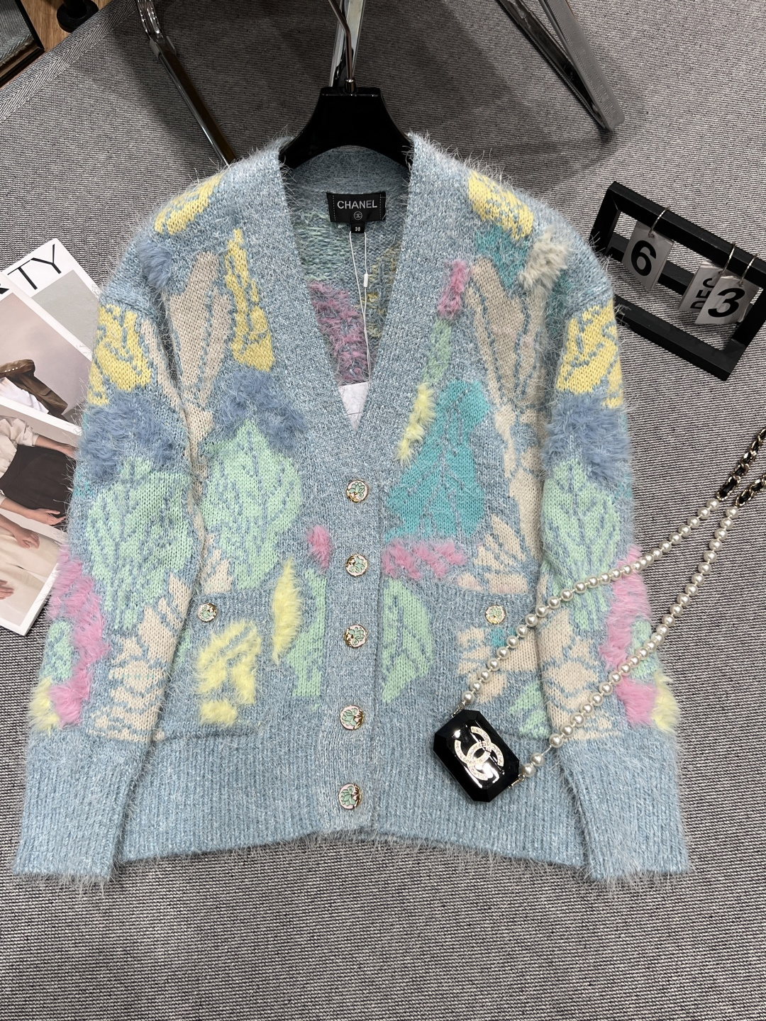 NO:452947,——CHANE*—2025 early autumn high-end handicraft workshop series heavy industry cardigans, Yb custom dyeing, custom feather weaving, custom hardware buttons, heavy industry flocking clouds and wool mohair blend, full of high-end and fashionable SML, chanel, alexander wang19860909——CHANE*——2025早秋高级手工坊系列重工开衫,Yb定制定染扎染色,定制羽毛编织,定制五金纽扣,重工植绒云朵加羊毛马海毛混纺 高级搞十足 时髦洋气 SML,,chanel,alexander wang,Women's clothing