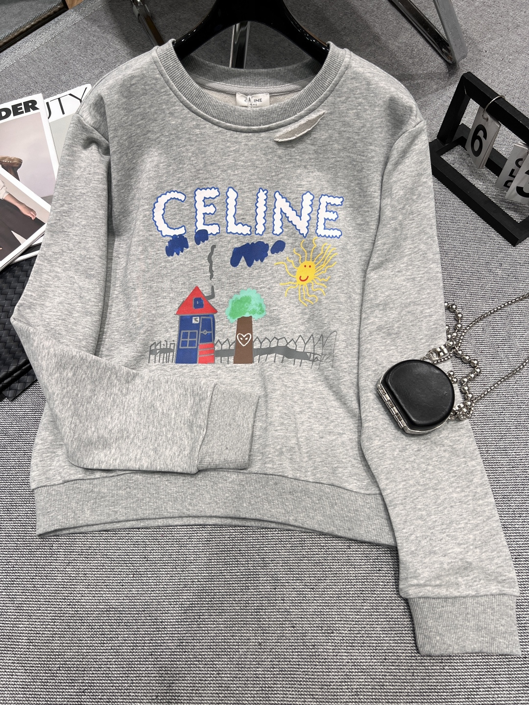 NO:452952,——Celin*——2025 early autumn new popular graffiti sweatshirt, new fashion favorites are coming!  Fashion changes rapidly, Sailin's new 2025 hot sweatshirt steadily grasps the lifeblood of the trend!  A childlike pattern made of houses with trees and sun on gray background, with ripped details on the collar SML, celine, hoodie, sweatshirts, alexander wang19860909——Celin*——2025早秋新爆款涂鸦卫衣,时尚新宠来袭！时尚瞬息万变,赛林2025新款爆款卫衣却稳稳拿捏住潮流命脉！以灰色为背景,饰有房子 树木和太阳构成的童趣图案,衣领下方点缀了破洞细节SML,,celine,hoodie,sweatshirts,alexander wang,Women's clothing