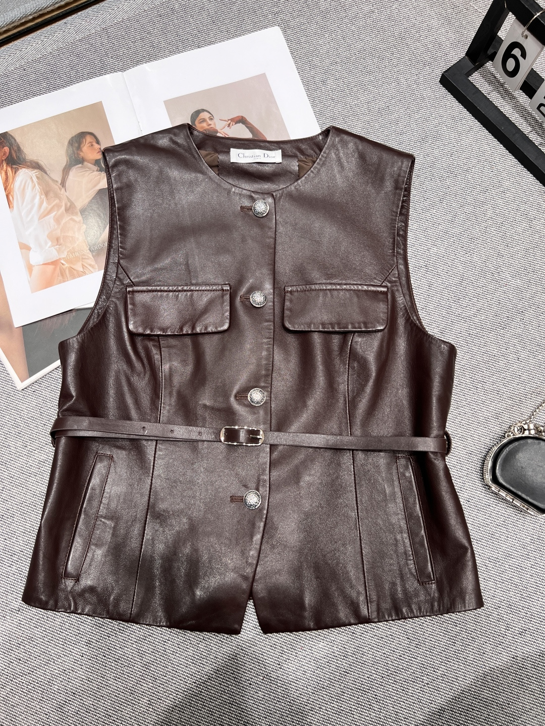 NO:452977,——Dio*——2025 early autumn new lambskin belt leather vest, using imported high-quality lambskin, with super gloss and delicate feeling, belt design, waistline feeling on the upper body, style and top body show super temperament SMLXL,,dior, sheepskin, alexander wang19860909——Dio*——2025早秋新款小羊皮腰带皮马甲,采用进口优质小羊皮,光泽度与细腻感超强,腰带设计上身腰线感强,版型上身超级显气质SMLXL,,dior,sheepskin,alexander wang,Women's clothing
