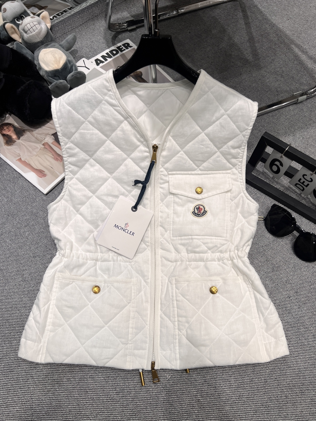 NO:453969,——MONCLE*——A new cotton vest in early autumn, it is amazing when you get it, with a simple and atmospheric design, suitable for various styles and wear, and it can easily create a sense of layering. Its filling is super solid, high-quality down heat storage and warmth, first-class warmth, and can be as warm as spring in the cold winter. The three-dimensional tailoring fits the body, slim and slim and not bloated. The hooded drawstring design is windproof and practical. SML, down jacket, hats, alexander wang19860909——MONCLE*——早秋新款棉马甲,拿到手就被它的质感惊艳,简约大气的设计,适配各种风格穿搭,轻松打造层次感.它的填充超扎实,高品质羽绒蓄热锁温,保暖性能一流,在寒冬也能温暖如春.立体剪裁贴合身形,修身显瘦还不臃肿.连帽抽绳设计,防风又实用.SML,,down jacket,hats,alexander wang,Women's clothing