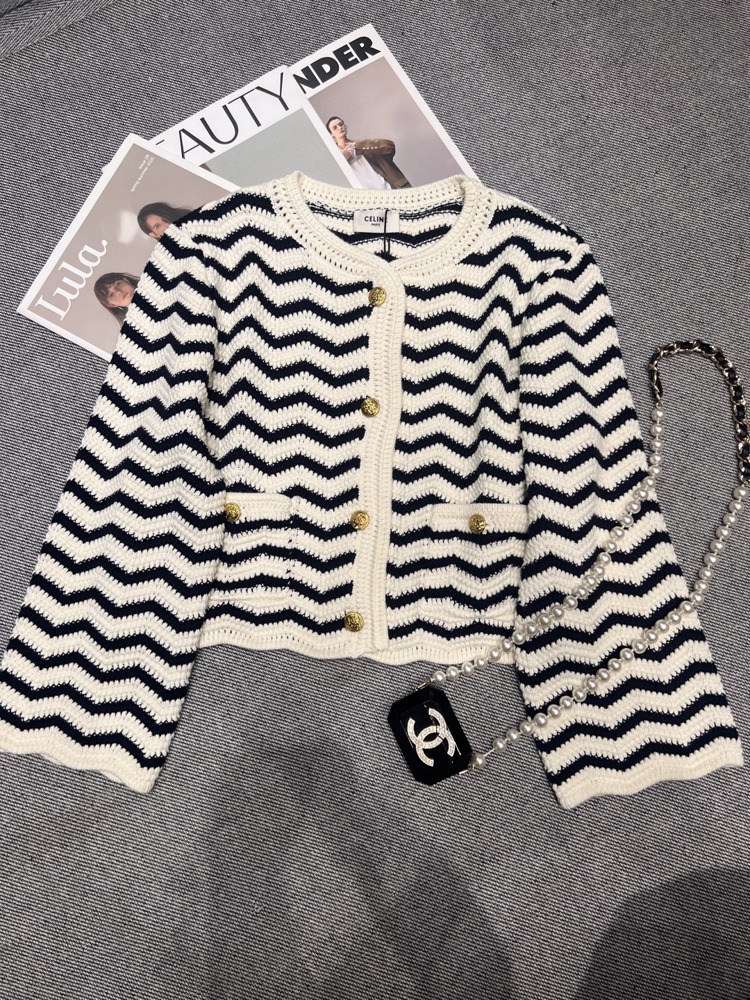 NO:453974,Top skirt P—CELIN*——A new wavy crochet striped cardigan skirt in early autumn looks white and fresh, loose style is casual and lazy, striped elements are very age-reducing, making sweet and cool girl~ matched with skirts, daily going out on the street, simple and fashionable and not picky, monochrome SML, celine, skirts, alexander wang19860909上衣半裙P——CELIN*——早秋新款波浪钩针条纹开衫半裙颜色显白又清新～宽松版型随性又慵懒 条纹元素很减龄 做甜酷辣妹～搭配半裙 日常出街约会 简约时髦不挑人 单色 SML,,celine,skirts,alexander wang,Women's clothing