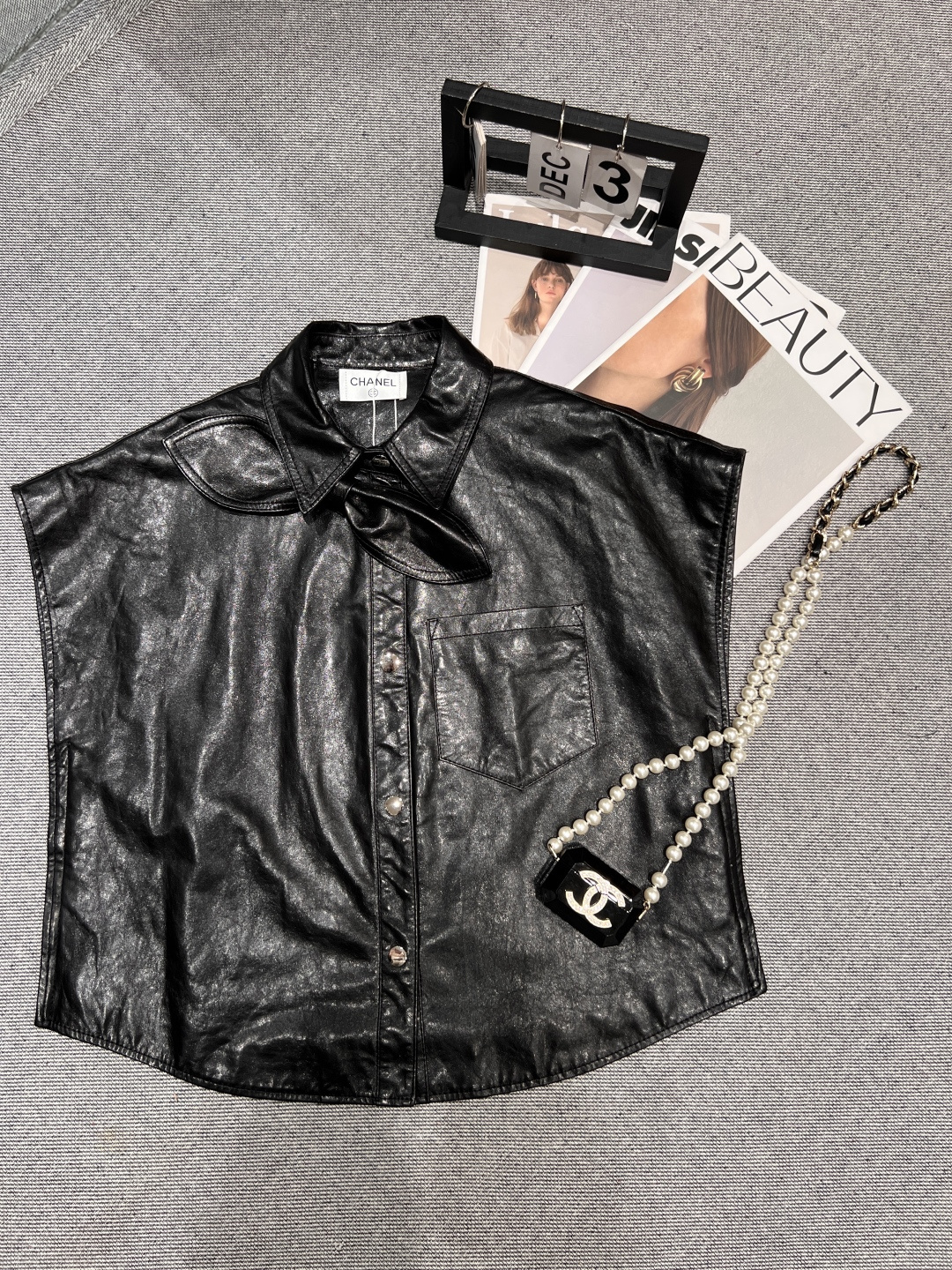 NO:454692,——Chane*—Requests a new lambskin vest, which uses high-quality lambskin, with a disassembled bow design, playful and flexible, full of fashion sense, loose style, strong inclusiveness, super meat covering SMLXL, chanel, sheepskin, alexander wang19860909——Chane*——要求新款小羊皮皮马甲,采用优质小羊皮,拆卸蝴蝶结设计,俏皮又灵动,时尚感十足,版型宽松,包容性强,超级遮肉SMLXL,,chanel,sheepskin,alexander wang,Women's clothing