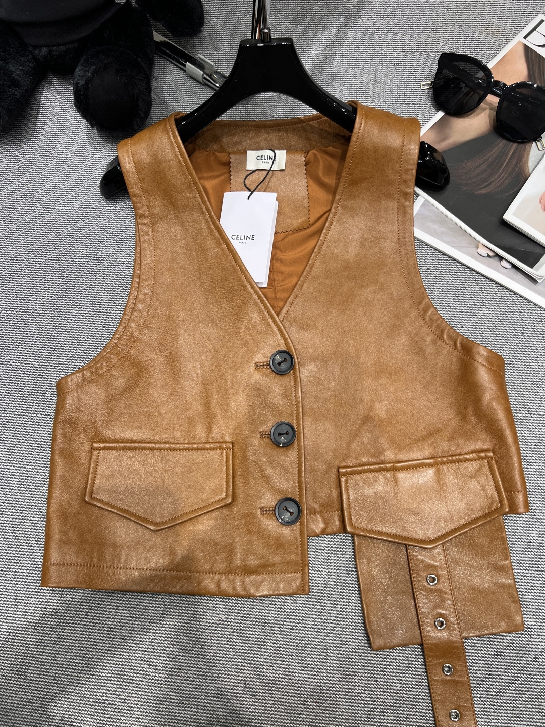 NO:454712,——Celin*——A new style of lambskin vest in early autumn, using high-quality imported lambskin material with irregular tailoring, full of design sense, the upper body looks really good SML, celine, sheepskin, alexander wang19860909——Celin*——早秋新款小羊皮皮马甲,采用优质进口小羊皮材质搭配不规则剪裁,充满设计感,上身真的很好看SML,,celine,sheepskin,alexander wang,Women's clothing