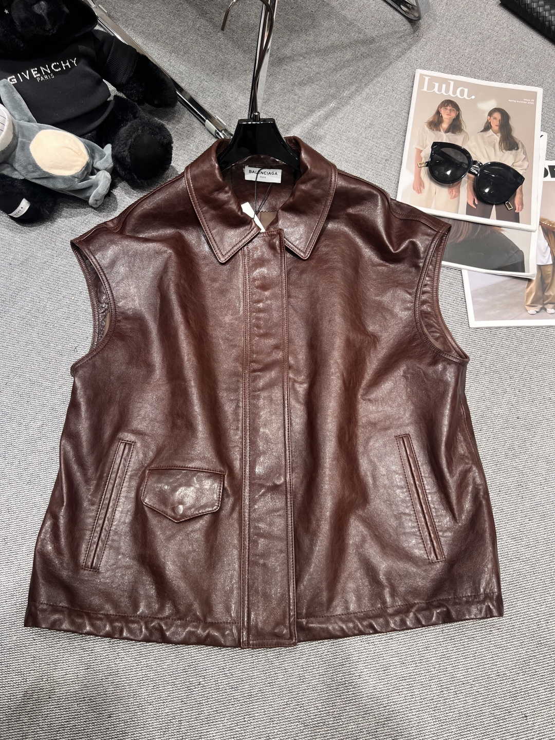 NO:456124,——Balengciag*——2025 early autumn new lambskin vest, adopts high-quality imported lambskin, delicate leather with strong luster, loose style, hem drawstring, strong inclusiveness, atmospheric and fashionable upper body SMLXL,,balenciaga, sheepskin, alexander wang19860909——Balengciag*——2025早秋新款小羊皮皮马甲,采用优质进口小羊皮,皮质细腻光泽感强,版型宽松,下摆抽绳,包容性强,上身大气时尚SMLXL,,balenciaga,sheepskin,alexander wang,Women's clothing
